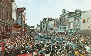 Neil Armstrong Home Coming Day Parade Street Scene Wapakoneta,OH 1969 Postcard - Picture 1 of 2