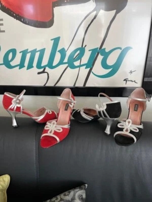 N.Y.L.A. Gamuza roja/negra con ribete plateado y correa de tobillo en el talón 8 B en excelente estado Foto 1 de 4