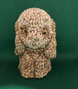 MUSCHEL HUND FIGUR ROT FILZSOCKEL EINIGE MUSCHELN FEHLEN SIEHE FOTOS  - Bild 1 von 9