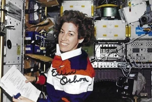 Ellen Ochoa signed-auto 4x6 photo Astronaut STS-56 NASA RARE COA LOOK! - Picture 1 of 1