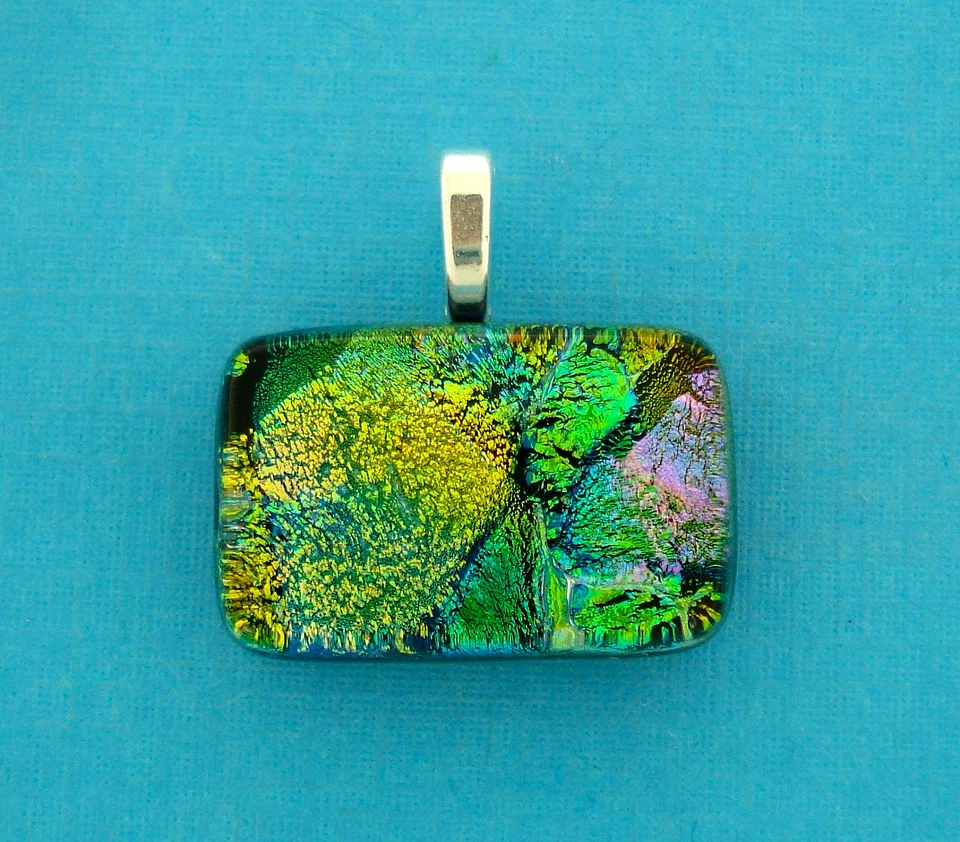 RECTÁNGULO DE VIDRIO DICROICO, VERDE CLARO, DORADO, AZUL N ROSA PLATEADO FIANZA Foto 1 de 1