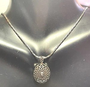 Colgante ovalado victoriano pequeño de plata esterlina Danecraft en cadena de plata firmado - Imagen 1 de 10