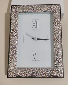 Orologio sveglia da tavolo in lamina d'argento con supporto in metallo. - Foto 1 di 4