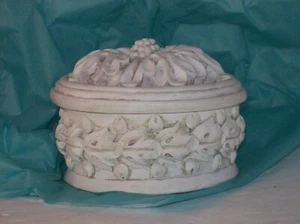 HEN FEATHERS LARGE RESIN TRINKET BOX WITH SCULPTED FLORAL DESIGN - Picture 1 of 4