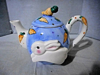 Tetera con conejito y zanahorias nueva con etiquetas - WCL excelente estado Pascua  Foto 1 de 4