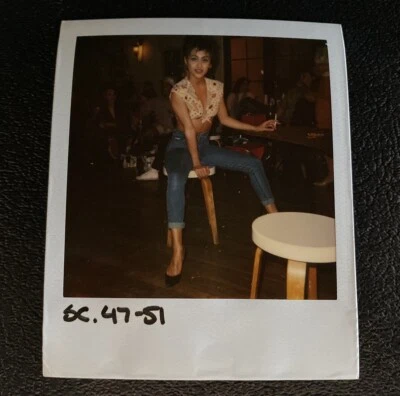 Linda linda atriz filme guarda-roupa Polaroid foto original Rockabilly anos 90 - Imagem 1 de 4
