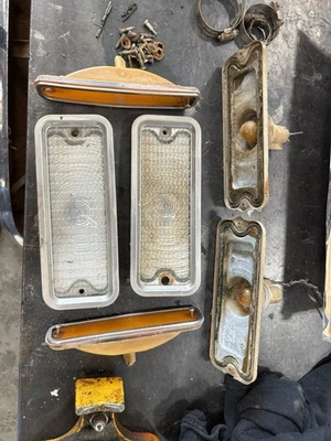 1975 年雪佛兰 C-10 标记灯和转向信号 — 第 1/2 张图片