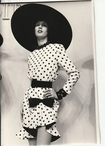 TIRAGE PHOTO Argentique Pierre Balmain 1989 Robert Cohen AGIP Défilé de mode - Foto 1 di 2