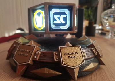 Estatua giratoria iluminada flotante 2018 regalo navideño para empleados de Blizzard Foto 1 de 4