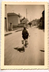 Enfant de dos à vélo rue - photo ancienne an. 1940 - Picture 1 of 1