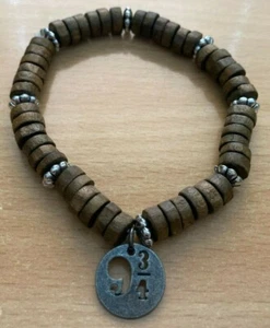Harry Potter Stretch Elastisch Armband TM und WBEI Charm Holz Puga Plattform 9 3/4 - Bild 1 von 3