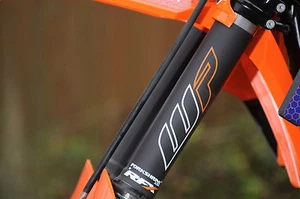 HORQUILLA RETRÁCTIL 360 - KTM SX SXF EXC-F 125 150 250 350 450 500 PROTECTOR HORQUILLA 2025 logo - Imagen 1 de 3