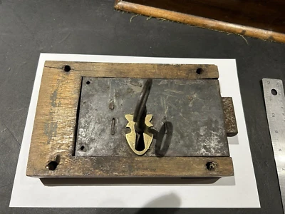 Cerradura de puerta de iglesia georgiana/victoriana de madera de roble y hierro con llave antigua de colección Foto 1 de 4