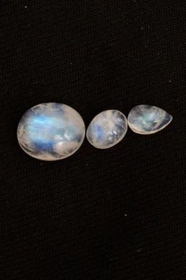 10 Cts. Natural 3 Pcs Blue Flashing White Rainbow 12 mm to 7 mm Gemstone - Image 1 of 4