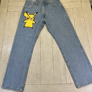 Jeans Levis Pokemon Uomo W30 L30 Blu Pikachu Patch Denim Edizione Limitata 2020 - Foto 1 di 19