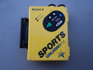 Walkman sportivo Sony giallo WM-F5 lettore cassette/FM a trazione diretta made in Japan - Foto 1 di 8