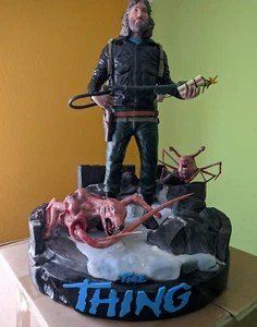 The Thing (1982) diorama, R.J. MacReady in 1:4 scale, approximately 45x45x56 cm - Picture 1 of 16