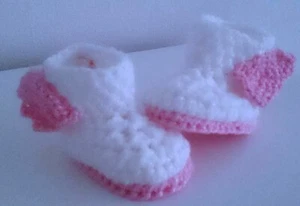 WINTER SOFT BABY CROCHET SHOES BOOTS HANDMADE BOOTIES WHITE PINK WINGS - Picture 1 of 2