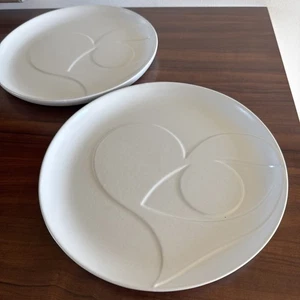 Pair Of Lucia Eames Crate & Barrel Plates “See With The Heart” 10” Plate Set - Picture 1 of 6