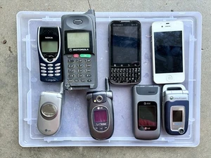 LOT DE 8 téléphones portables vintage iPhone 4, Nokia, Motorola Micro TAC, LG, Sony PIÈCES - Photo 1 sur 24