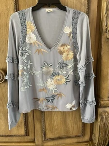 Anthropologie kleines hellblaues besticktes langes Oberteil mit Blumenmuster und Rüschenärmeln Größe XS - Bild 1 von 7