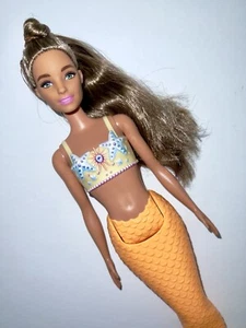 Barbie Meerjungfrau Puppe mit Schale inspiriert Oberteil & langes gewelltes brünettes Haar. EICHE - Bild 1 von 5