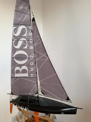 Segelbootmodell  IMOCA Hugo Boss mit Steuerung und Ladegerät - Bild 1 von 4