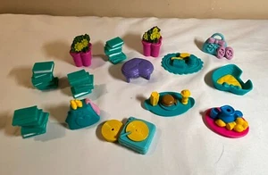 Barbie Puppe / liebevolle Familie Zubehör - Bücher, Blumen, Essen, mehr - Bild 1 von 1