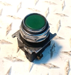 Cutler-Hammer Eaton 10250 Green Push w/ 10250T/91000T NO Contact - Picture 1 of 2