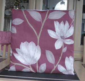 KISSENBEZUG PFLAUME (BURGUND) MIT CREMEFARBENEM BLUMENMUSTER - Bild 1 von 2