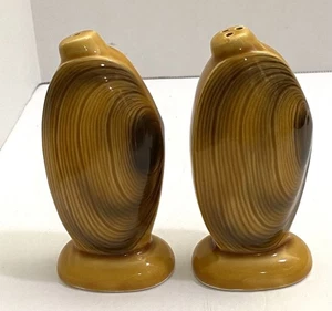 AGITADORES DE SAL Y PIMIENTA, CERÁMICA VINTAGE HECHA PARA PARECER CÁSCARAS DE ALMEJA, 4" DE ALTO - Imagen 1 de 1