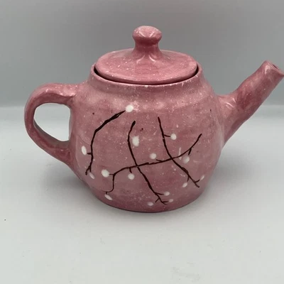 Bule de cerâmica rosa feito à mão com design floral - Imagem 1 de 4