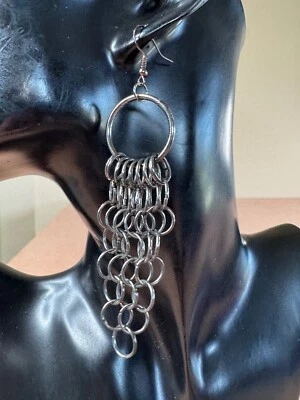 Pendientes. Alambres de acero quirúrgico "Chainmaile Steel" hechos a mano, cuentas de luna de pluma Foto 1 de 4