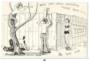 HUMOR CAMPAMENTO NUDISTA DÉCADA DE 1940 - ¡La dama sexy tiene más que mostrar a los voyeurs! - Imagen 1 de 2
