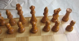 Chess Set 32 Complete Wooden Felted Pieces Vintage - Picture 1 of 18