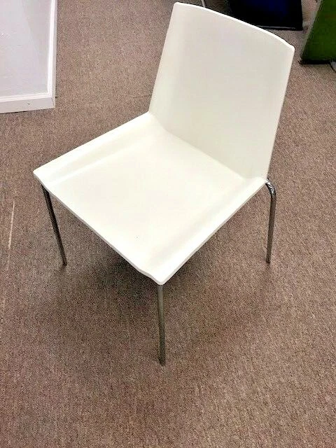 SILLA APILADORA BLANCA MODERNA DISEÑO BERNHARDT CON PATAS CROMADAS Foto 1 de 4