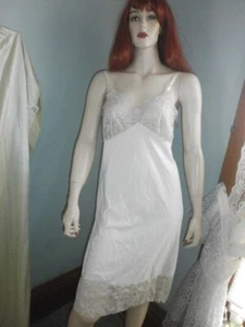 VINTAGE VAN RAALTE FULL SLIP - LOVELY!   SZ. 36 - Picture 1 of 4