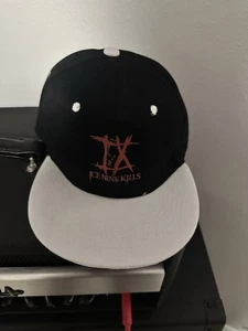 ICE NINE KILLS BAND DRUCKKNOPFLASCHE MÜTZE WEISS/SCHWARZ - Bild 1 von 2