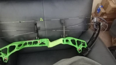 Arco compuesto verde mate Pse Evoke 31", 40-50 lb extremidades de peso de dibujo Foto 1 de 4