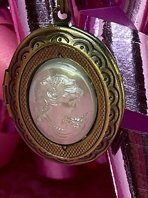 Presente de ANIVERSÁRIO Mãe Avó Filha Irmã Foto Medalhão Bronze Camafeu Opala Professor - Imagem 1 de 4