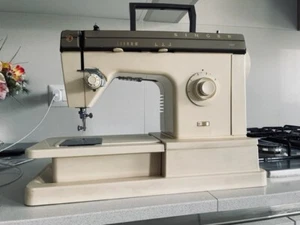 Macchina da cucire Singer 7102 - Foto 1 di 4