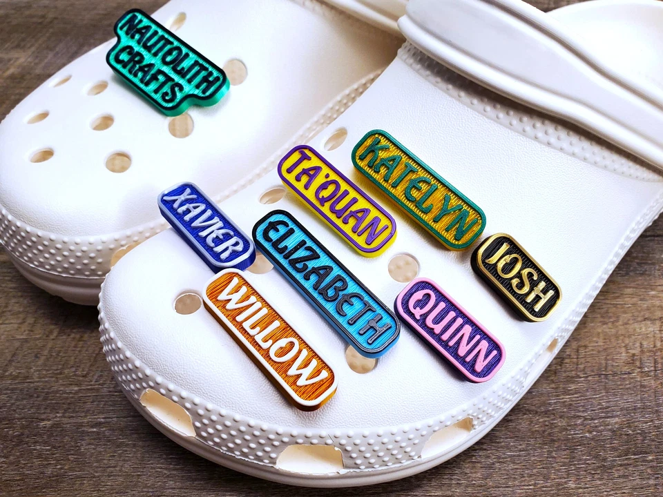 Dije con nombre personalizado para zuecos de espuma zapatos - texto y números de fantasía personalizados Foto 1 de 4