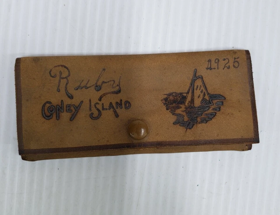 Antiguo estuche de cuero de recuerdo Coney Island para aseo con peine espejo lima de uñas Foto 1 de 4