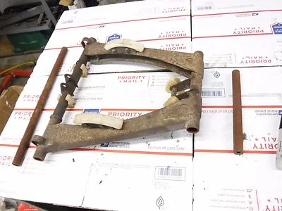 1985 YAMAHA 540 ventilador XLV peças: suspensão traseira A-FRAME ASSEMBLY - Imagem 1 de 2