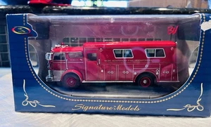 Signature Model - 1960 Mack C Rescue Box - Fire Rescue - 1:32 - New - Rare! - Bild 1 von 15