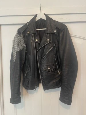 Chaqueta de cuero negra vintage con charretera de cota de malla hecha a mano  Foto 1 de 4