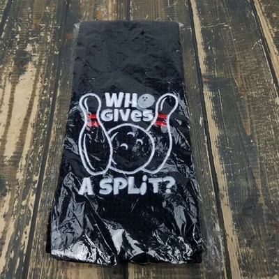 ¿Quién da una división? Toalla de entrenamiento bordada de bolos con alfileres 15" x 23 NEGRA Foto 1 de 4