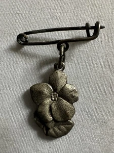 Broche Religioso Pin Tono Silvético Colgante Flor Beta Fran S. Cabrini De Colección G1 - Imagen 1 de 6