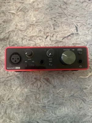 Interfaz de audio profesional Focusrite Scarlett Solo 3ª generación 2 canales - SCARLETT-SOLO-3G Foto 1 de 3