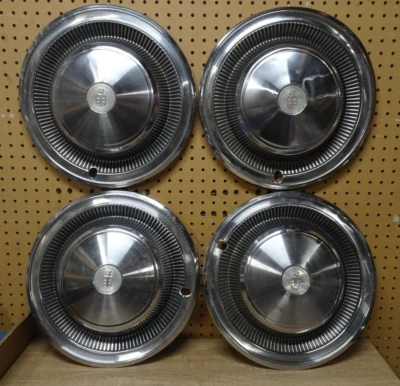 PLYMOUTH FURY TRAIL DUSTER 1974-78 15" CUBIERTAS DE RUEDA, TAPACUBOS, JUEGO DE 4 Foto 1 de 4